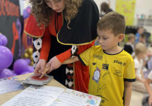 Uczeń odbija paluszka