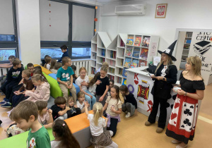 Uczniowie rozwiązują zadania w bibliotece