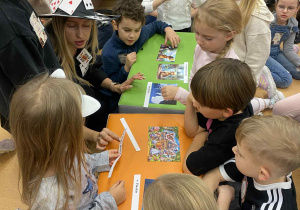 Uczniowie dopasowują obrazki do tytułów bajek