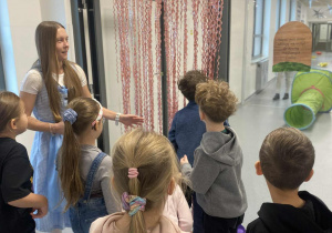 Uczniowie przechodzą przez magiczne przejście