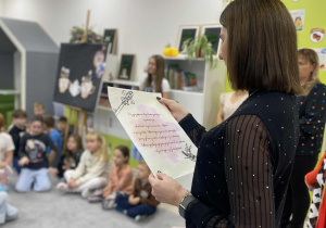 Pani dyrektor czyta przysięgę uczniów