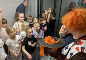 Uczniowie rozwiązują zadania z Kapelusznikiem