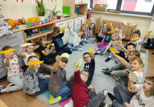 uczniowie prezentują swoje żółte piórka z zapisanymi życzliwymi słowami bądź uczynkami