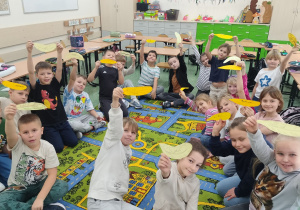 uczniowie klasy 2b prezentują swoje żółte piórka z zapisanymi życzliwymi słowami bądź uczynkami