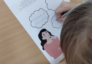 uczennica wypełnia podczas zajęć kartę pracy, wpisując cechy życzliwego człowieka