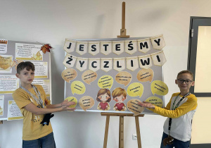 chłopcy pozują na tle dekoracji