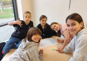 uczniowie podczas wykonywania zadania – wykreślania życzliwych haseł