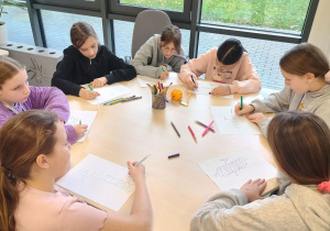 uczennice wypisują hasła, które kojarzą im się ze słowem „życzliwość”