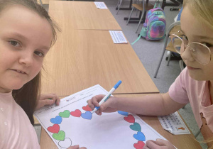 dziewczynki podczas uzupełniania karty pracy