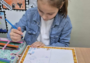 uczennica podczas tworzenia pocztówki pełnej życzliwości