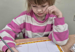 uczennica podczas tworzenia pocztówki pełnej życzliwości