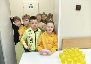 uczniowie czekający w kolejce po galaretki