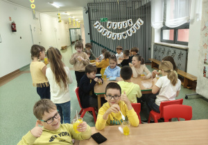 uczniowie degustują galaretki z okazji Dnia Życzliwości