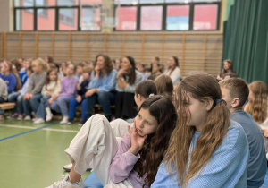 społeczność szkolna obserwująca wystąpienia podczas akademii