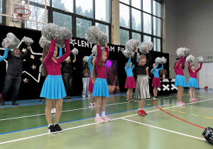 dziewczynki z klasy 2a, uczestniczki prezentujące talent – prawo do informacji