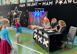 jury ogłasza opinię i werdykt po występie dziewczynek – 3x na TAK!