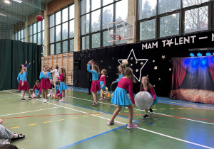 dziewczynki klasy 2a, uczestniczki prezentujące talent – prawo do zabawy