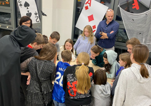 Uczniowie klasy czwartek rozwiązują zagadki