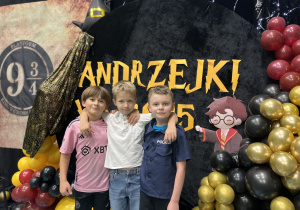 Uczniowie klasy pierwszej prezentują swoje stroje