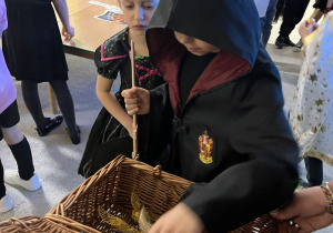 Chłopiec otrzymuje cukierka "złoty znicz"