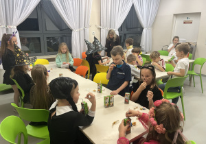 Uczniowie na słodkim poczęstunku