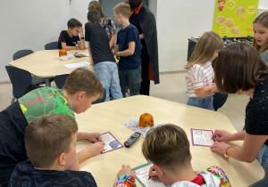 Klasa czwarta rozwiązuje zagadki