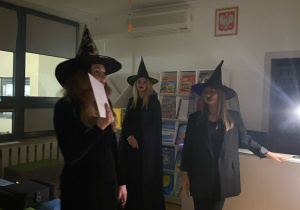 Rodzice w czarodziejskich strojach czekają na uczniów klas 7-8