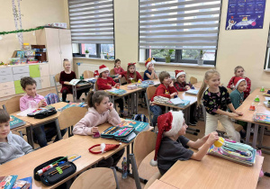 Uczniowie w świątecznych gadżetach