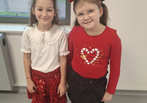 Dziewczynki w świątecznych ubraniach