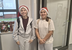 Uczennice w mikołajkowych czapkach