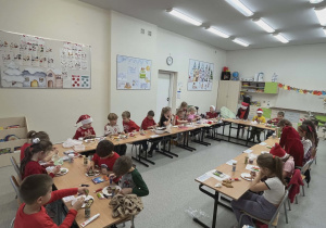 Klasa 1a zdobi pierniczki