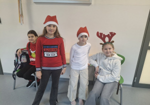 Dzieci w świątecznych gadżetach