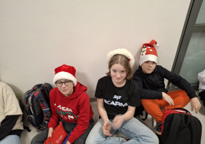 Uczniowie w mikołajkowych czapkach