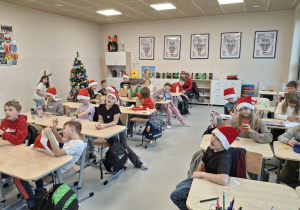 Klasa 3b w mikołajkowych czapkach