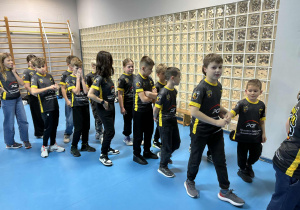 Uczniowie przygotowani do wyjścia na boisko jak eskorta zawodników