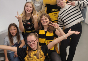 Uczennice wraz maskotką Skry i Galerii Bawełnianka