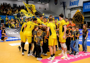 Uczniowie wraz z zawodnikami Skry