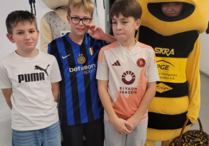 Uczniowie wraz maskotką Skry