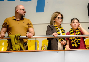 Uczennica kibicuje w strefie VIP