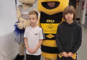 Uczniowie wraz maskotką Skry i Galerii Bawełnianka