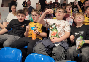 Kibicujący uczniowie