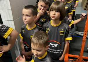 Uczniowie przygotowani do wyjścia na boisko jak eskorta zawodników