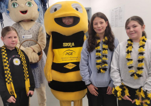 Uczennice wraz maskotką Skry i Galerii Bawełnianka