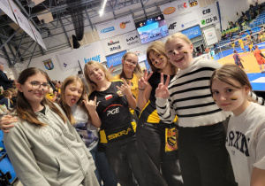 Kibicujące uczennice