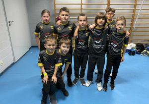 Uczniowie przygotowani do wyjścia na boisko jak eskorta zawodników