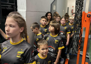 Uczniowie przygotowani do wyjścia na boisko jak eskorta zawodników