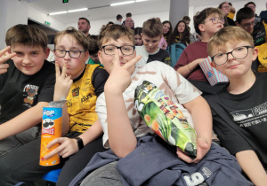 Kibicujący uczniowie