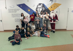 Wspólne zdjęcie uczestników nocowania ze Św. Mikołajem