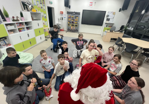 Mikołaj wręcza dzieciom prezenty