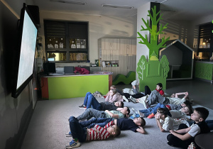 Uczniowie oglądają film